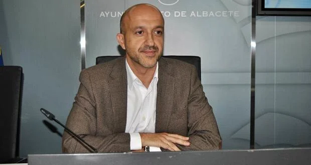 juan marcos en un atril