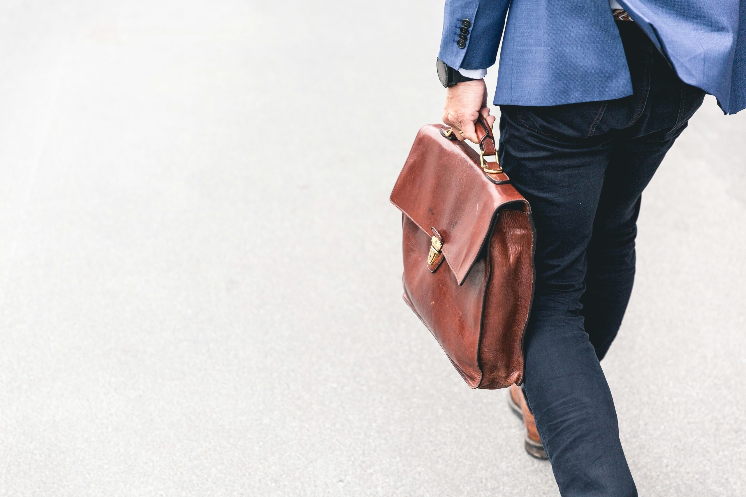 persona andando con cartera